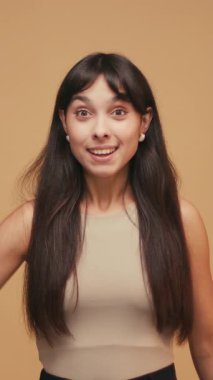 Fotokopi reklamı gösteren neşeli İspanyol kadının portresi mavi arka planda izole edilmiş..