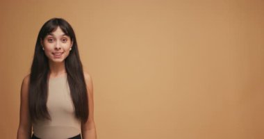 Fotokopi reklamı gösteren neşeli İspanyol kadının portresi mavi arka planda izole edilmiş..