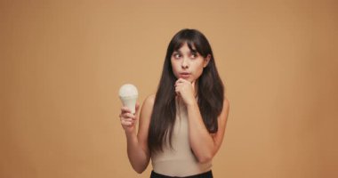 İspanyol Kadın Yaratıcı Fikir Eureka Anı. Lamba Işığı İlham Konsepti.