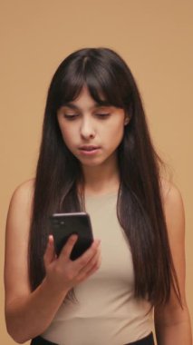 İspanyol Kadın Telefondan İyi Haberler Alırken Şok Oldu ve Şok Oldu..