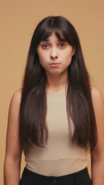 Tüh. Üzgün Kadın Dehşete Düşmüş Yüz İfadesi Büyük Hatalar Yaptı Uzay Kopyasının Parmaklarını Kopyaladı Mavi Arkaplan.