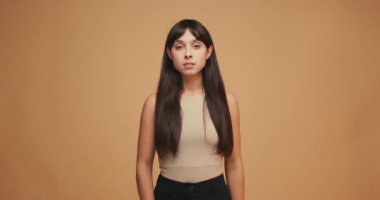 Ellerin posterde dursun. Kameraya bak. Ciddi ırksal ahlak toplumuna bak.