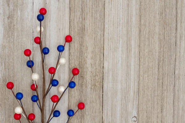 Rot Weiß Und Blau Blumiges Beerenspray Auf Verwittertem Holzhintergrund Mit — Stockfoto