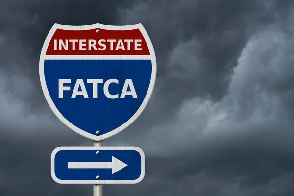 私たち外国口座税務コンプライアンス法 青の遵守本文 Fatca 嵐の空を背景に高速道路の道路標識 — ストック写真