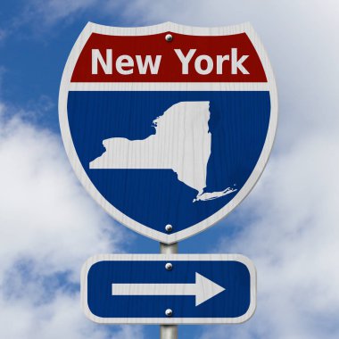 New York, kırmızı, beyaz ve mavi eyaletler arası otoban yol levhası Word New York ve New York Haritası gökyüzü arka plan ile yolculuğa