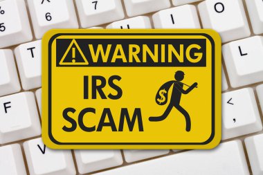 Scam uyarı işareti, sarı uyarı işareti metin IRS aldatmaca ile ve bir klavye simgesine hırsızlık vergi