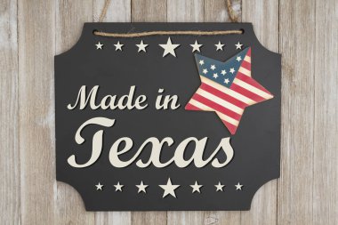 Bir kara tahta üzerinde Texas metinle vatansever ABD kırmızı ve mavi yıldız yıpranmış ahşap üzerine yapılan