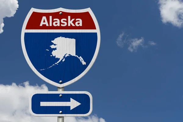アラスカ州 言葉アラスカで白と青の高速道路の道路標識 アラスカの空の背景のマップへの道旅行 — ストック写真