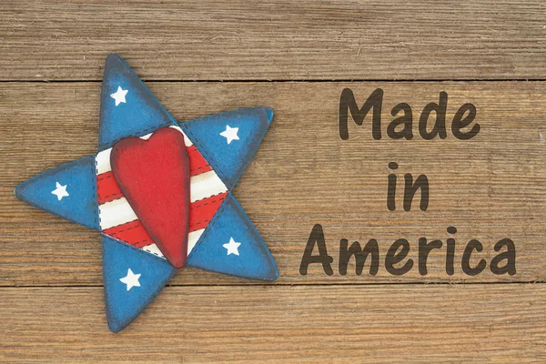 アメリカのメッセージで作られて アメリカ愛国主義な古い旗星し 木の背景にアメリカ製のテキストを風化 — ストック写真
