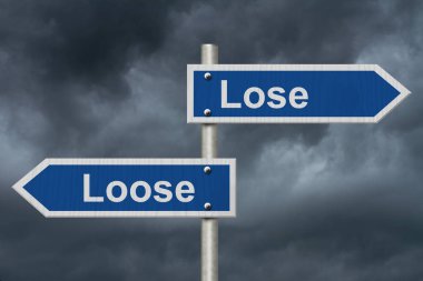 Öğrenme düzgün dilbilgisi kullanın, yol işaret kelimelerle Lose gevşek fırtınalı gökyüzü arka plan ile mavi
