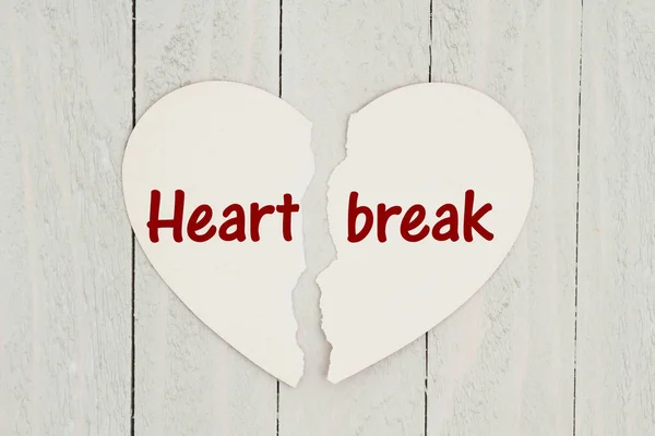 Scheda Forma Cuore Strappato Sfondo Legno Intemperie Con Testo Heartbreak — Foto Stock