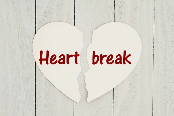 Trasiga Hjärta Form Kort Weathered Trä Bakgrund Med Text Heartbreak — Stockfoto