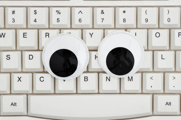 Поиск Интернете Крупным Планом Клавиатуры Большой Набор Гуглистых Глаз — стоковое фото