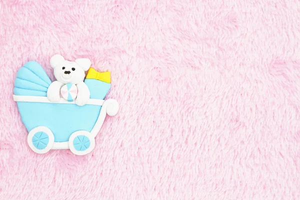 与一辆婴儿车的旧时尚粉红色婴儿背景 — 图库照片
