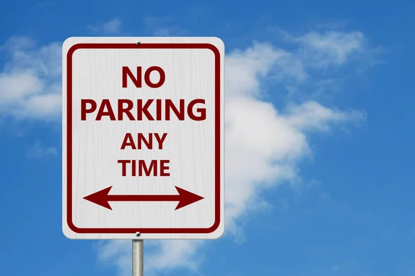 赤と白の駐車場看板 白いハイウェイ サイン本文いつ空を背景に矢印を駐車場 — ストック写真