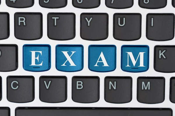 受験を行に 青く強調されたテキスト試験とキーボードのクローズ アップ — ストック写真
