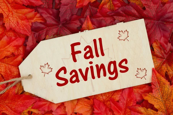 Mensaje Fall Savings Algunas Hojas Otoño Una Etiqueta Regalo Madera — Foto de Stock