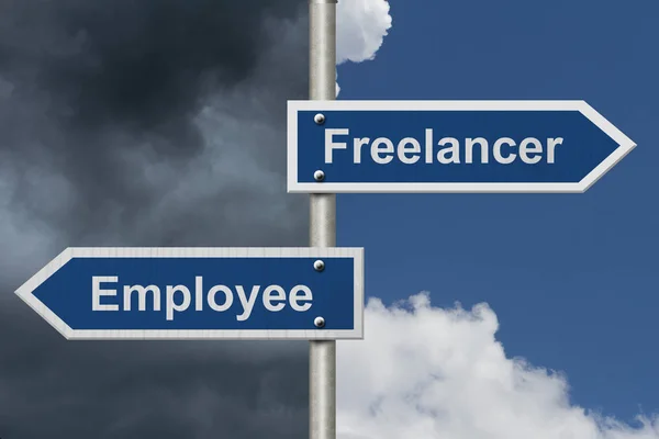 Différence Entre Être Freelance Employé Deux Blue Road Signe Avec — Photo