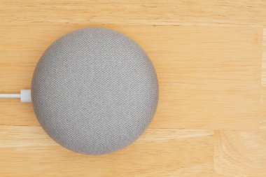Güney Carolina, ABD Ekim 2018. Bir Google ev mini cihazı ahşap bir masa üzerine açıklayıcı içerik görüntü