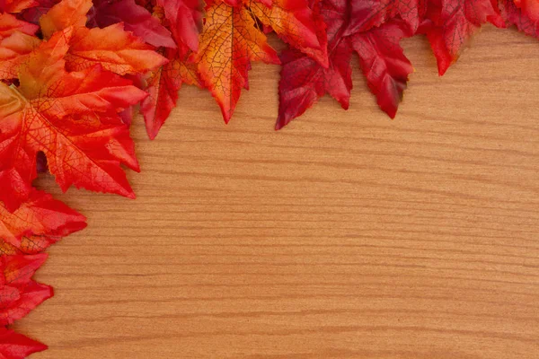 Sfondo Autunnale Con Foglie Autunnali Rosse Arancioni Legno Con Spazio — Foto Stock