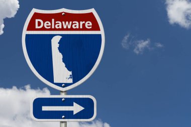 Delaware, kırmızı, beyaz ve mavi eyaletler arası otoban yol levhası word Delaware ile ve Delaware harita gökyüzü arka plan ile yolculuğa