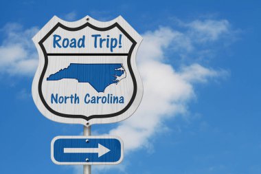 North Carolina Road Trip Otoban işareti, Kuzey Carolina harita ve metin Road Trip bir karayolu üzerinde gökyüzü arka plan ile kayıt