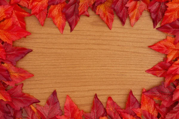 Herbst Hintergrund Mit Roten Und Orangefarbenen Herbstblättern Auf Holz Mit — Stockfoto