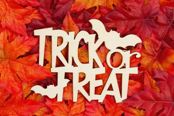 Pozdrowienie Halloween Kilka Liści Jesienią Drewna Podpisać Tekstu Trick Treat — Zdjęcie stockowe