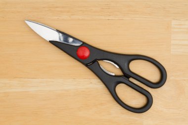 Metal ahşap üzerine kesmek için siyah ve kırmızı bir araç