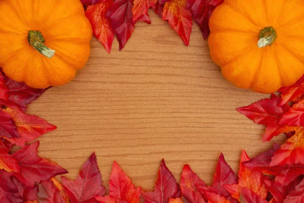 あなたのメッセージをコピー スペースと木の秋の背景にかぼちゃ 赤とオレンジの秋の葉します — ストック写真