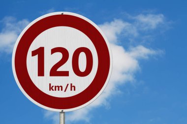 Kırmızı ve beyaz 120 km hız sınırı Avrupa tarzı işareti ile gökyüzü arka plan