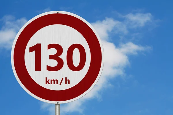 Röd Och Vit 130 Hastighetsbegränsning Europeisk Stil Skylt Med Himmel — Stockfoto