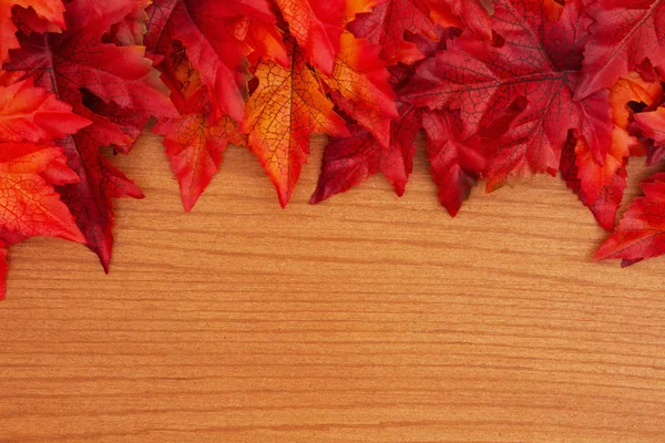 秋天背景与红色和橙色秋天叶子在木头与拷贝空间为您的消息 — 图库照片