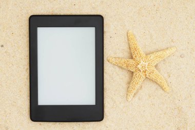 İletiniz için bir sahte kullanabilirsiniz okuma yaz için sahilde boş bir e-okuyucu