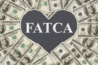 Bize dış hesap vergi uyum Yasası, yüz dolarlık banknot kara tahta kalbi metin Fatca ile olan bir kalp şeklinde uygun