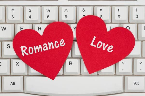 Trovare Amore Internet Primo Piano Una Tastiera Con Due Cuori — Foto Stock