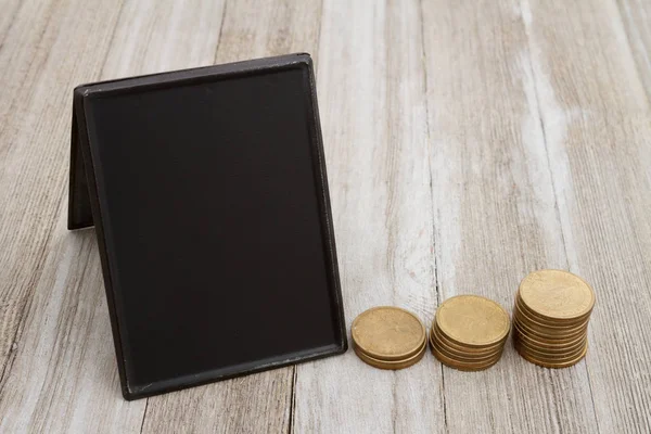 Retro Vrijstaande Schoolbord Met Gouden Munten Verweerd Hout Dat Leeg — Stockfoto