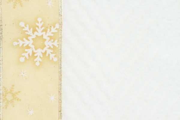 クリスマスのためのあなたのメッセージのためにモックアップとして使用できます白シェブロン テクスチャ生地背景にゴールド クリスマス雪の結晶リボン — ストック写真