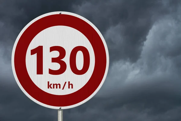 嵐の空を背景に赤と白の 130 キロ制限速度ヨーロッパ スタイル サイン — ストック写真