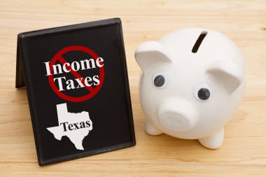 Ahşap bir masa bir retro duran kara tahta üzerinde bir kumbara ile Devlet Texas iletideki hiçbir gelir vergisi
