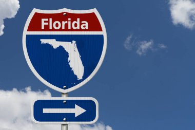 Yolculuğa Florida, kırmızı, beyaz ve mavi eyaletler arası otoban yol levhası word Florida ile ve gökyüzü arka plan ile Florida Haritası