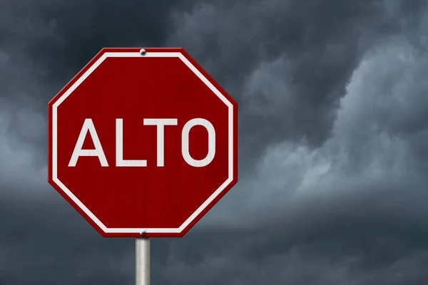 Rode Witte Alto Stopbord Geïsoleerd Met Stormy Sky — Stockfoto