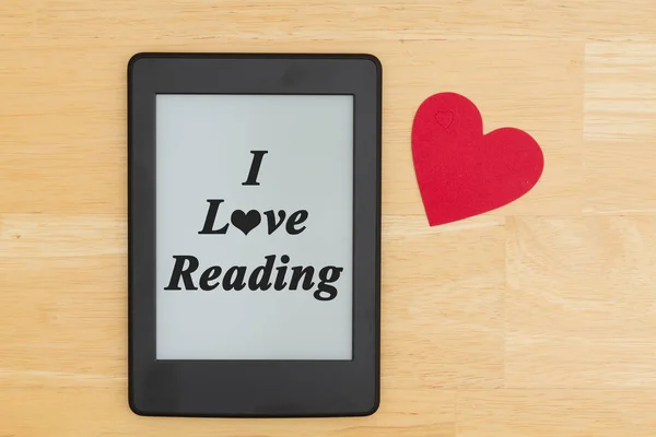 Adoro Ler Reader Uma Mesa Com Coração Vermelho — Fotografia de Stock
