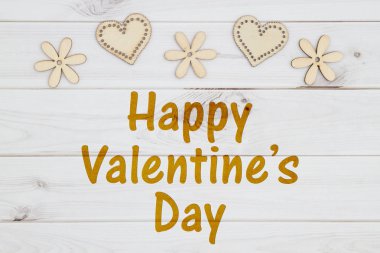 Mutlu sevgililer günü tebrik ahşap kalpleri ve yıpranmış ahşap üzerine çiçek yaprakları ile