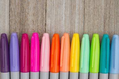 Kopya alanı yıpranmış bir ahşap zemin üzerine renkli işaretleyicileri