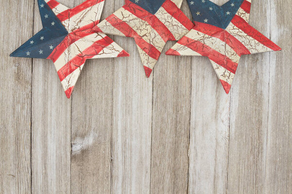 Патриотический старый флаг США на звездах с выветриваемым фоном из дерева с копировальным пространством для вашего сообщения
