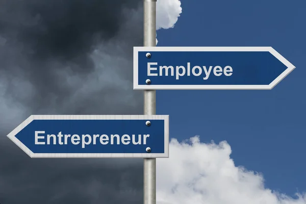 Διαφορά Μεταξύ Της Ύπαρξης Ένας Επιχειρηματίας Υπάλληλος Δύο Μπλε Πινακίδα — Φωτογραφία Αρχείου