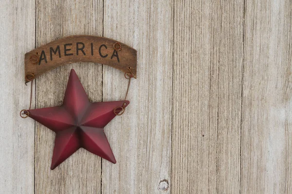 复古爱国美国背景 美国爱国老明星与副本空间风化木背景上 免版税图库照片