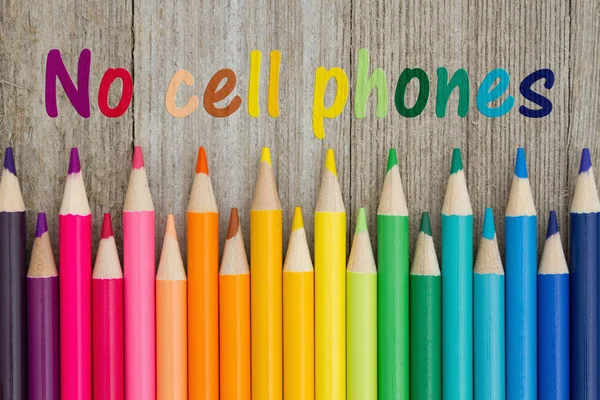 Hay Texto Teléfonos Celulares Con Lápices Colores Una Madera Envejecida — Foto de Stock