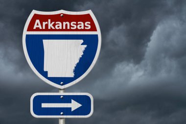 Yolculuğa Arkansas, kırmızı, beyaz ve mavi eyaletler arası otoban yol levhası Word Arkansas ve fırtınalı gökyüzü arka plan ile Arkansas Haritası